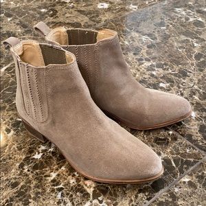 Steve Madden Nylie taupe suede bootie 7.5